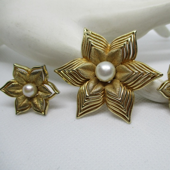 BOUCHER REAL PEARLS Goldtone Brooch Earring Set - Picture 2 of 8